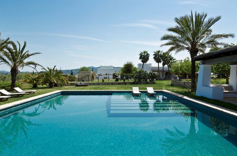 big pool villa ibicenca